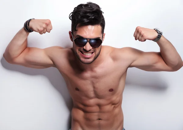 Topless ung man visar du hans biceps — Stockfoto