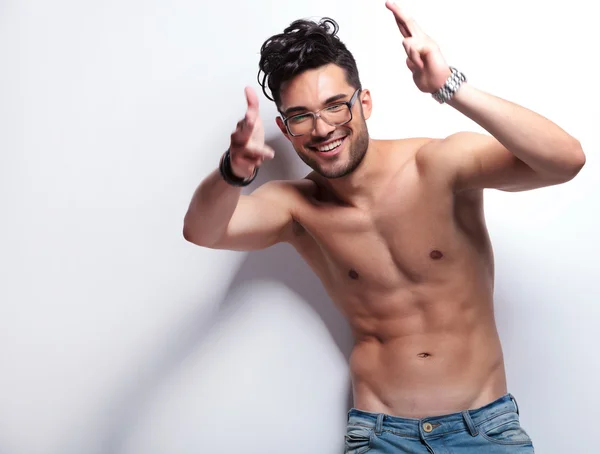 Topless giovane uomo ti spara con le mani — Foto Stock