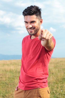 casual adam sana işaret