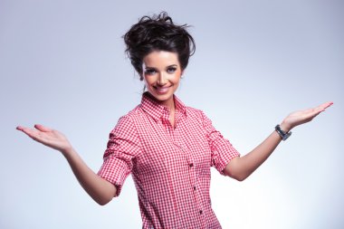 sizi karşılayan genç casual kadın