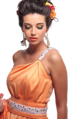 güzel makyaj ve çiçekler kızın saç seyir içinde olan genç kadın