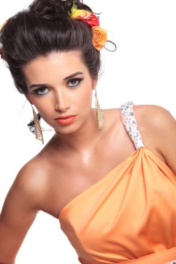 güzel makyaj ve saçında çiçekler olan seksi kadın