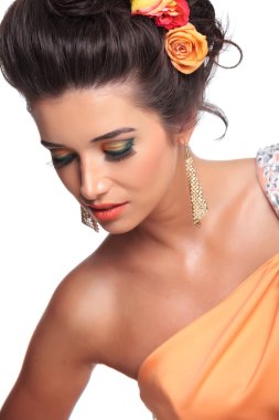 güzel makyaj ve saçında çiçekler olan kadın