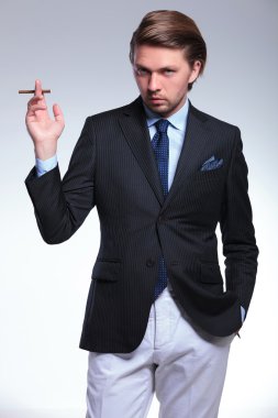 iş adamı size sigara tutarken bakar.