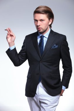 iş adamı sigara tarafına tutar.