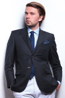 iş adamı elleri ceplerinde kameraya benziyor.