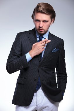 iş el ile sigara dostum