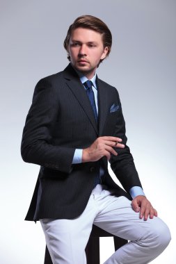 elinde sigara ile iş adamı oturmuş