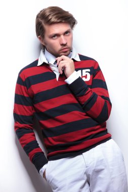 dalgın casual adam çenesine dokunuyor