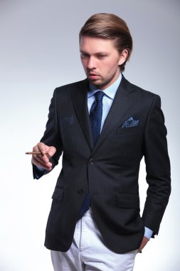 Sigara ile iş adamı aşağı görünüyor