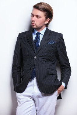 iş adamı elleri ceplerinde tarafına benziyor.