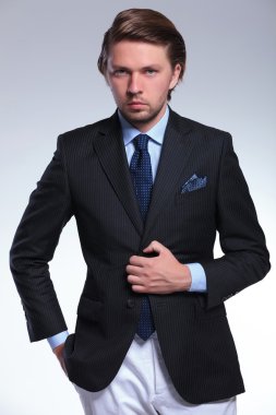 iş adamı el elbise düğme tutar.