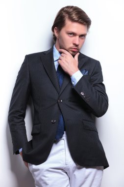 düşünceli iş adamı çene üzerinde el ile