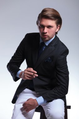 Sigara ile iş adamı sandalyeye oturur