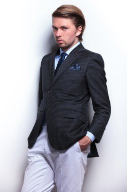Elleri ceplerinde ciddi iş adamı