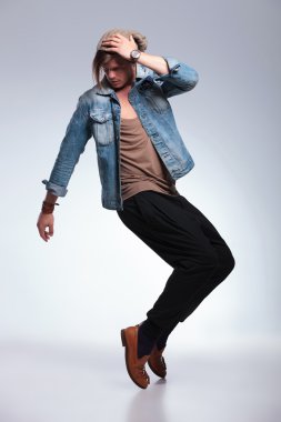 casual adam ayak tam uzunlukta