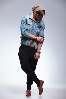 casual adam aşağı bakıyor, tam boy