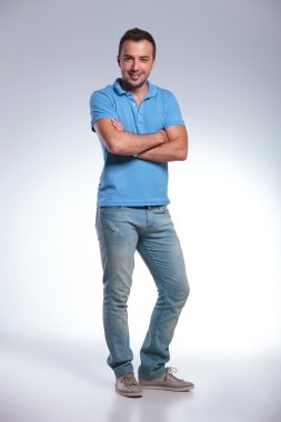 Casual adam çapraz kolları olan