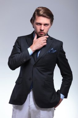 çene de el ile iş adamı