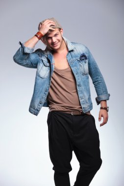 Casual adam el hat üzerinde tutar.