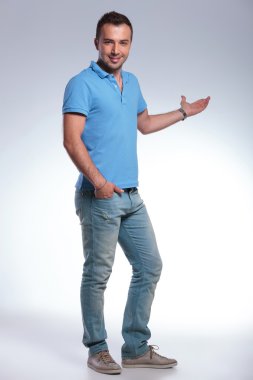 casual adam arka sunulması