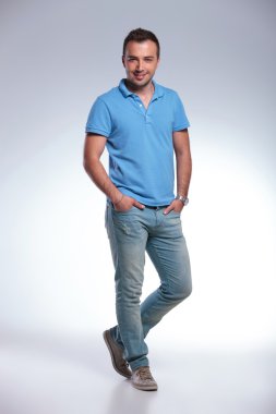 Casual adam elleri ceplerinde duran