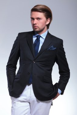 iş adamı ile elleri ceplerinde duruyor.