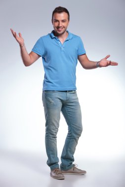 Casual adam gülümsemeyle karşılıyor