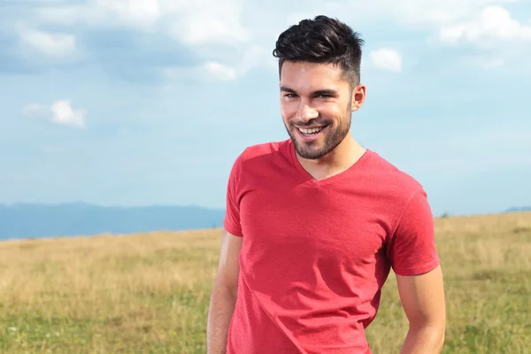 Smiling casual man looking at you — Stock Photo, Image