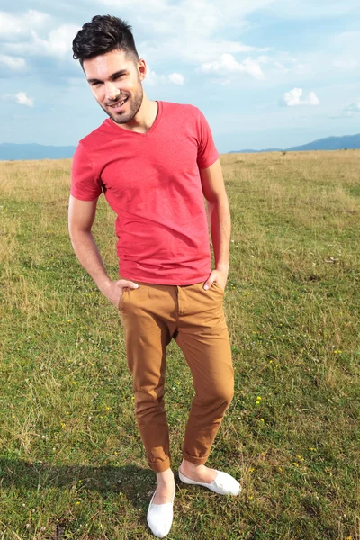 Hombre casual con las manos en los bolsillos — Foto de Stock