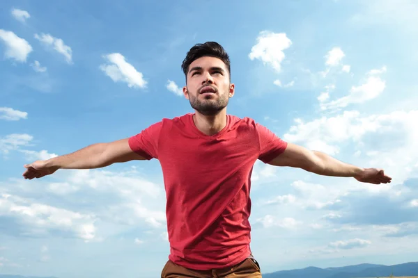 Hombre casual fingiendo volar — Foto de Stock