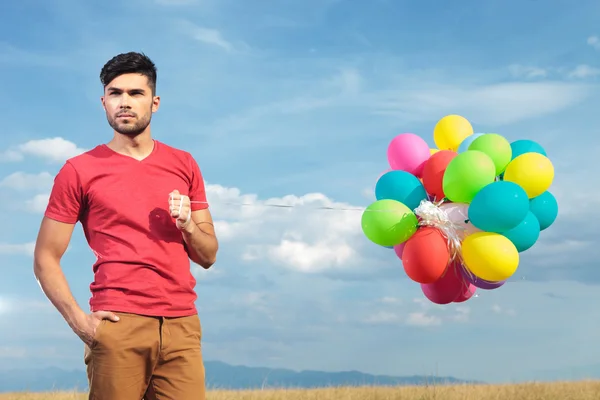 Hombre casual con globos sostiene la mano en el bolsillo — Foto de Stock