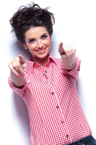 Junge lässige Frau zeigt mit dem Finger — Stockfoto