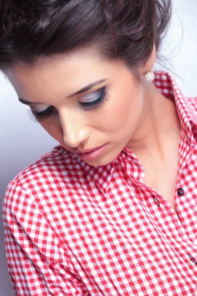 Mujer con maquillaje de belleza mirando hacia abajo — Foto de Stock