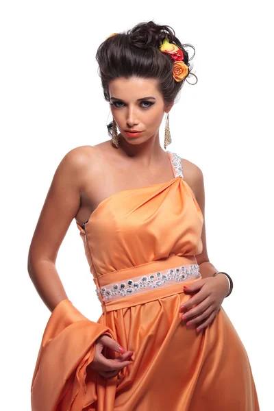 Allvarliga mode kvinna i en corai klänning — Stockfoto