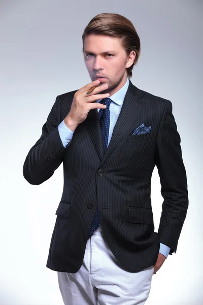 Business man andas rök från cigaretter — Stockfoto