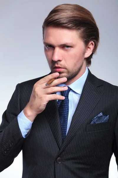 Homem de negócios se preparando para fumar — Fotografia de Stock