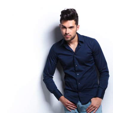 genç adam baş parmakları ceplerine bakar