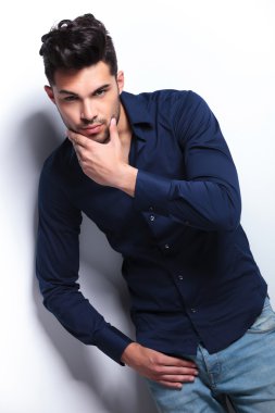 genç adam dalgın poz