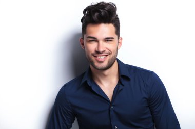genç adam kameraya bakar