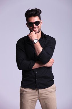 genç moda erkek çene üzerinde el ile