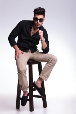 genç adam yüksek sandalye üzerinde poz