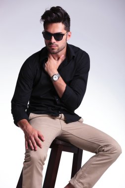 uzakta oturan genç adam görünüyor