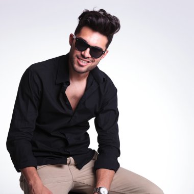 Sana gülümseyen genç adam oturmuş