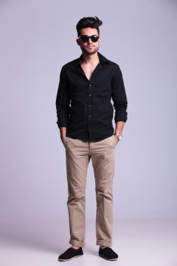 Genç Moda adamın elleri ceplerinde duran