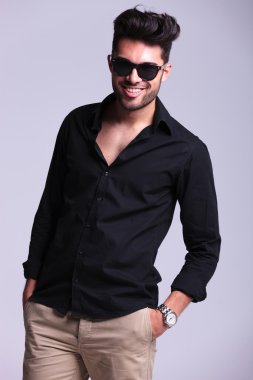 Genç Moda adam gülümsüyor ile cebine el