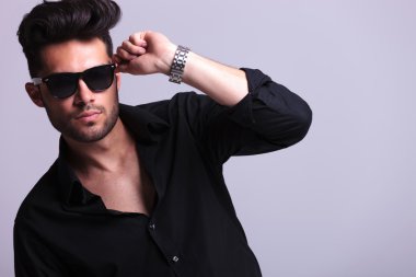 genç moda erkek güneş gözlüğü üzerinde el ile