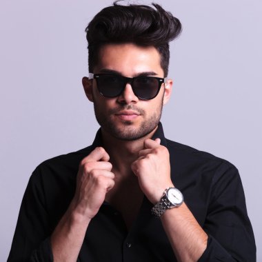 genç moda erkek yaka üzerinde el ile