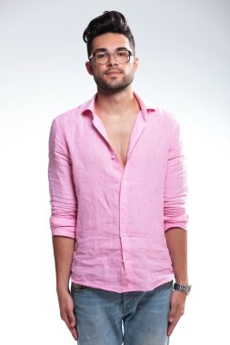Genç Moda adam ilgi gibi ayakta