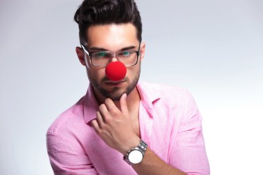 kırmızı burunlu genç adam dalgın moda